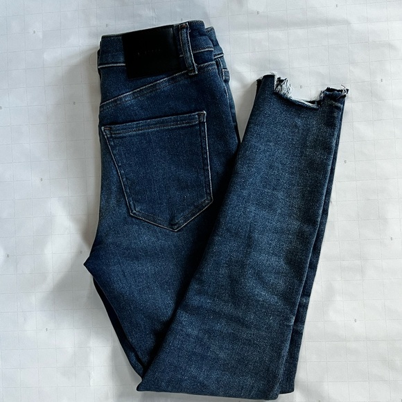 Women’s Express Mid Rise Raw Hem Cropped Skinny Jeans – Light Wash – Size 0 - Picture 3 of 4